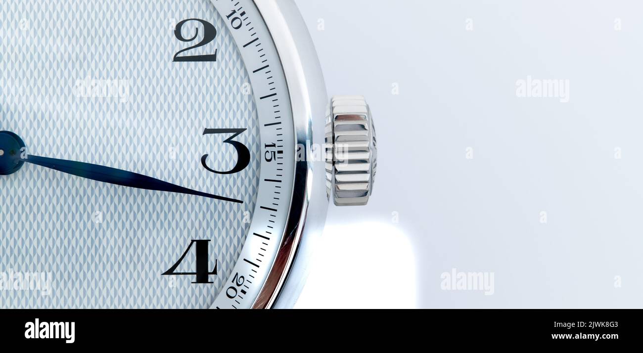 Uhr mit klassischem Detail mit Krone und Zahlen auf Weiß Stockfoto