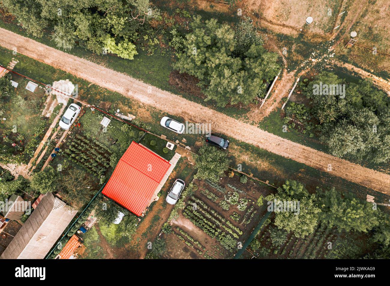 Blick von oben auf das ländliche Dorf und die Seitenstraße in Europa Stockfoto