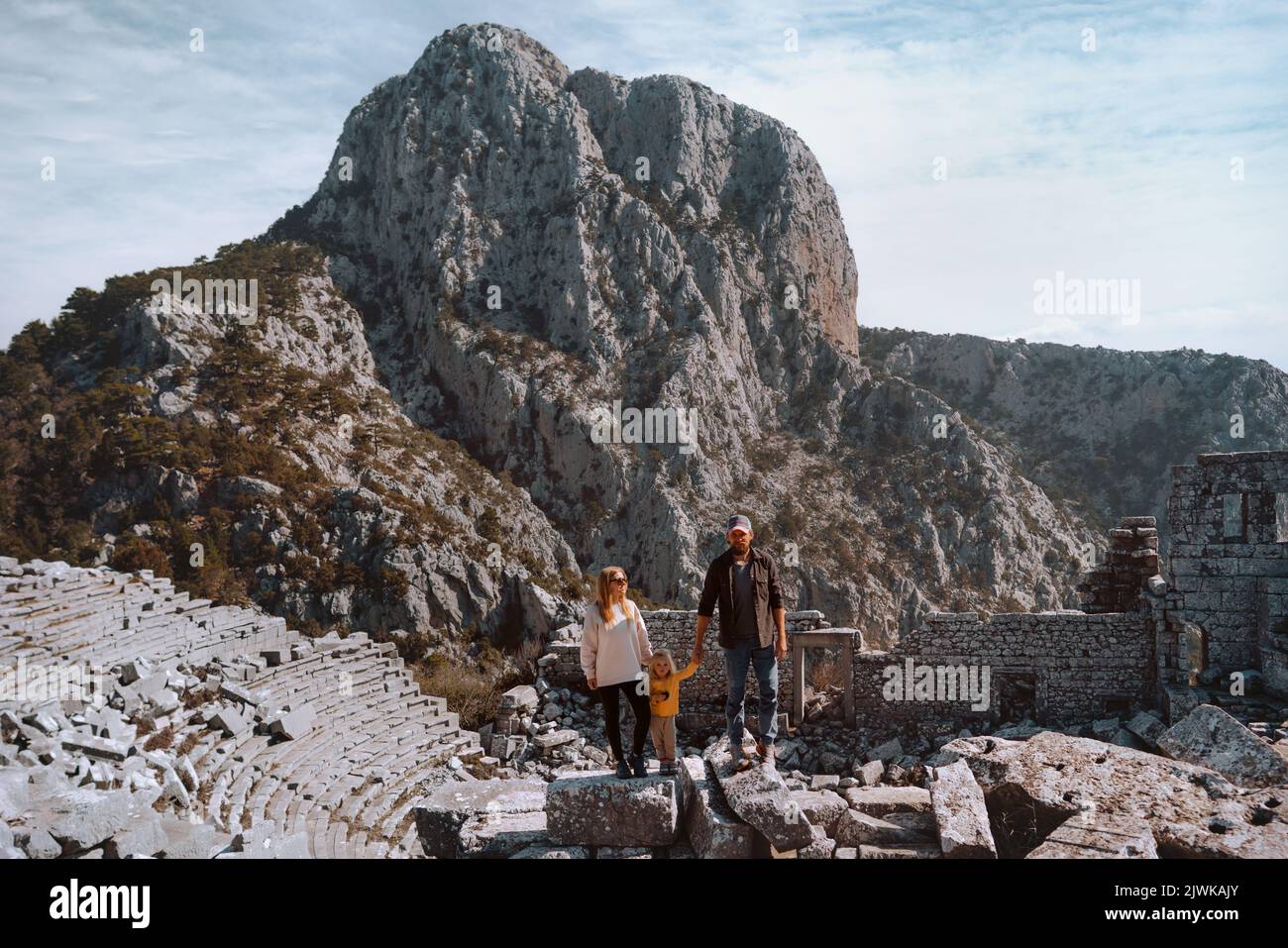 Familienbesichtigung Termessos antike Stadt in der Türkei Sommerferien Eltern zu Fuß mit Kind reisen in den Bergen Outdoor-Abenteuer Stockfoto