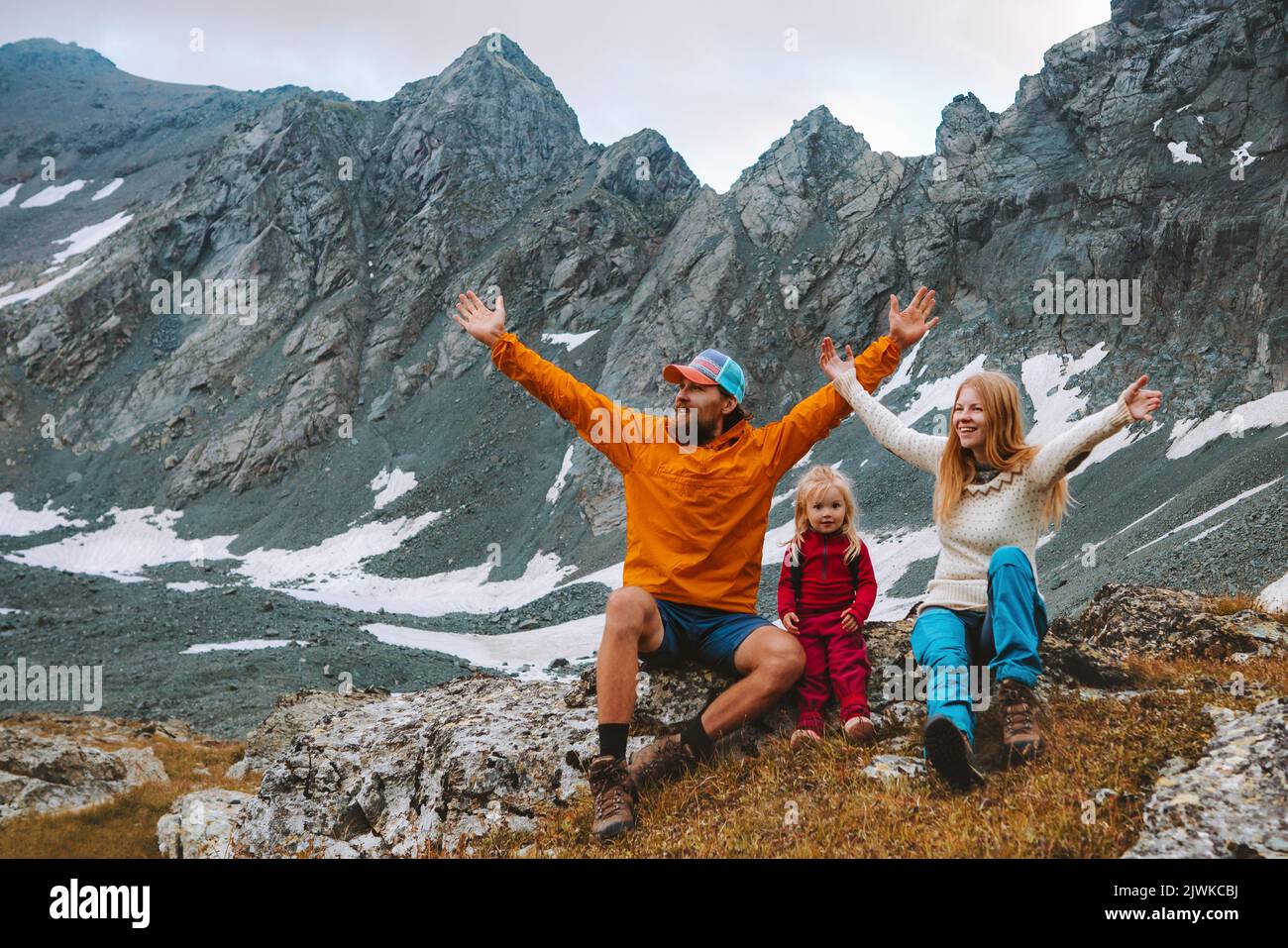 Familienurlaub Vater und Mutter mit Kind Wanderer glücklich angehoben Hände genießen Bergblick Reise Wandern Camping Outdoor Abenteuer aktiv gesund Stockfoto