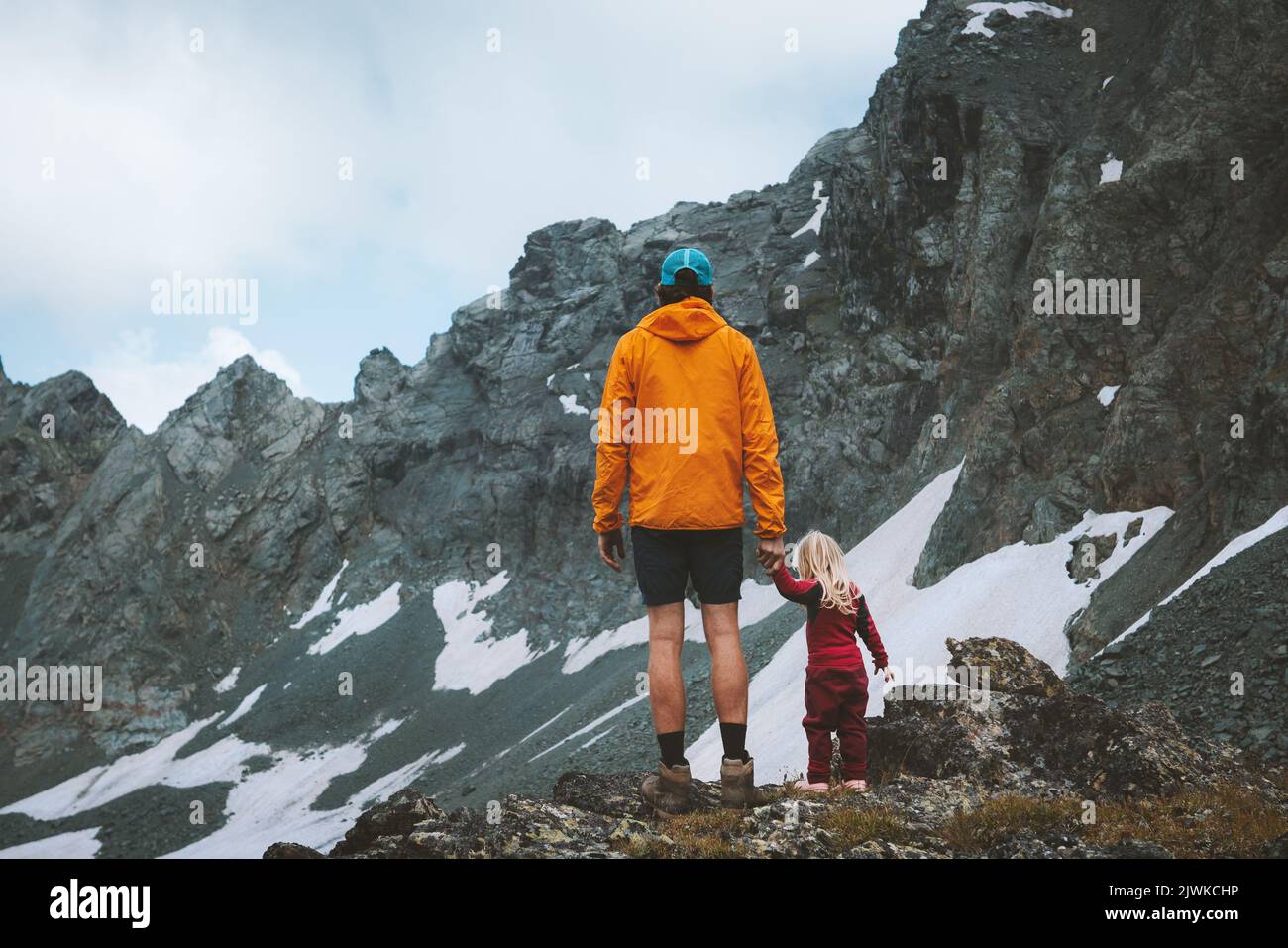 Familienabenteuer Vater wandern mit Tochter in felsigen Bergen reisen Sommerferien Outdoor aktiv gesund Lifestyle Reise erkunden Wildnis Stockfoto