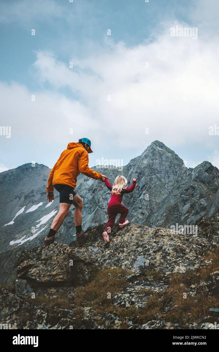 Vater und Tochter Trail Laufen in den Bergen Familie Reise Urlaub Wandern Outdoor Abenteuer Hobby gesunde Lebensweise Reise Öko-Tourismus Stockfoto