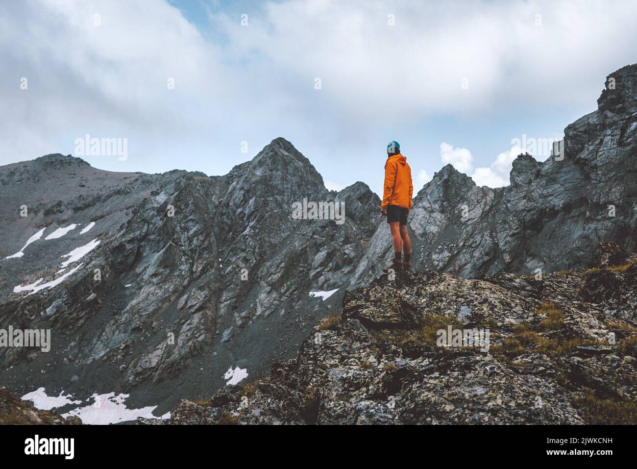 Mann wandern solo in felsigen Bergen Reise Abenteuer Outdoor-Aktivität Sommerferien gesunder Lebensstil nachhaltiger Tourismus Konzept Stockfoto