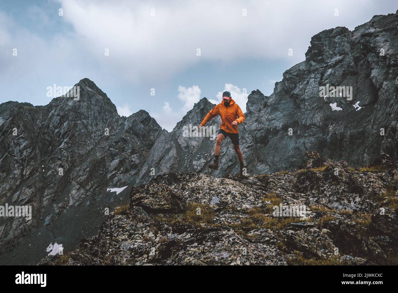 Laufmann in felsigen Bergen allein reisen Wanderabenteuer aktiver Extremurlaub Outdoor gesunder Lebensstil Motivation Stockfoto