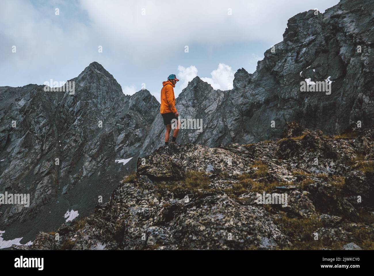 Mann Klettern Berge allein Reise Wandern Expedition Abenteuer Urlaub Reise Outdoor aktiv Hobby gesunder Lebensstil Freiheit Konzept Stockfoto