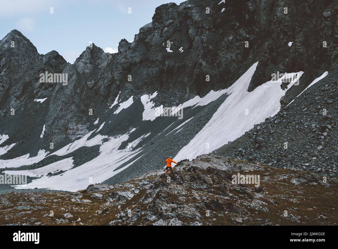 Reise Abenteuer Outdoor Mann Cross Country Laufen in felsigen Bergen Wandern Aktivurlaub Motivation gesundes Lifestyle-Konzept Stockfoto