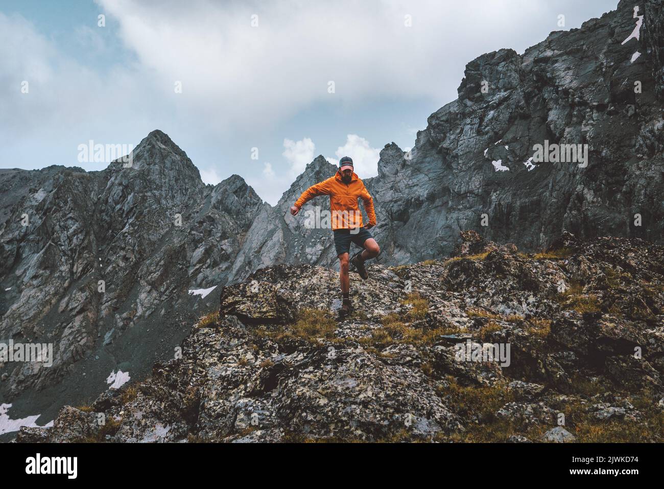 Man Trail Laufen allein Wandern in den Bergen Reise Klettern Abenteuer aktiv Extremurlaub Outdoor gesunde Lebensweise Freiheit Konzept Stockfoto