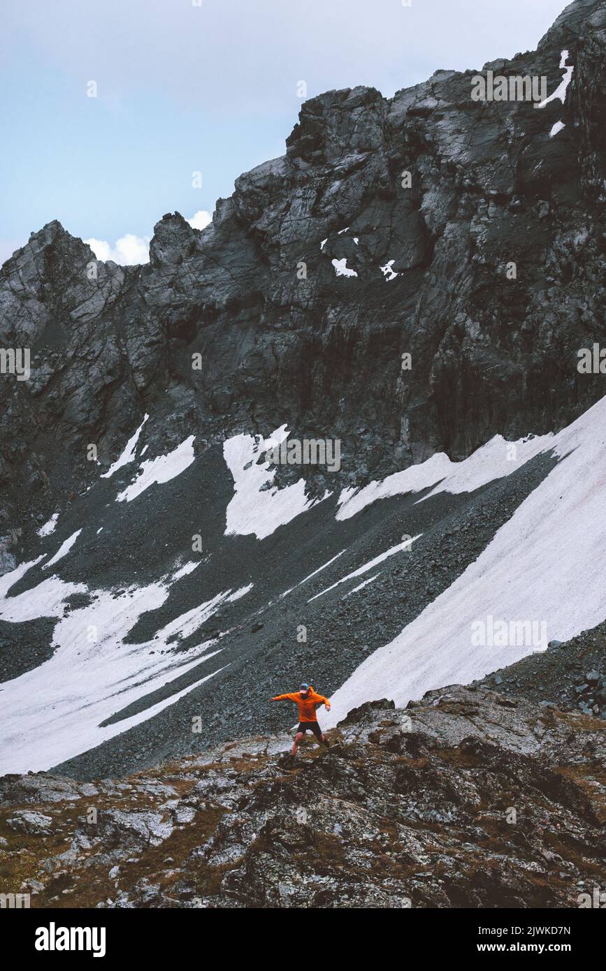 Man Trail Langlauf in den Bergen reisen Outdoor wandern Aktivität Abenteuer Hobby Urlaub gesunder Lebensstil Stockfoto