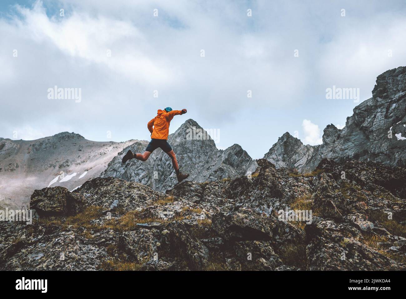 Man Trail Laufen in felsigen Bergen Reise Wandern Abenteuer Aktivität Outdoor Sommerferien gesunder Lebensstil skyrunning extremes Sportkonzept Stockfoto