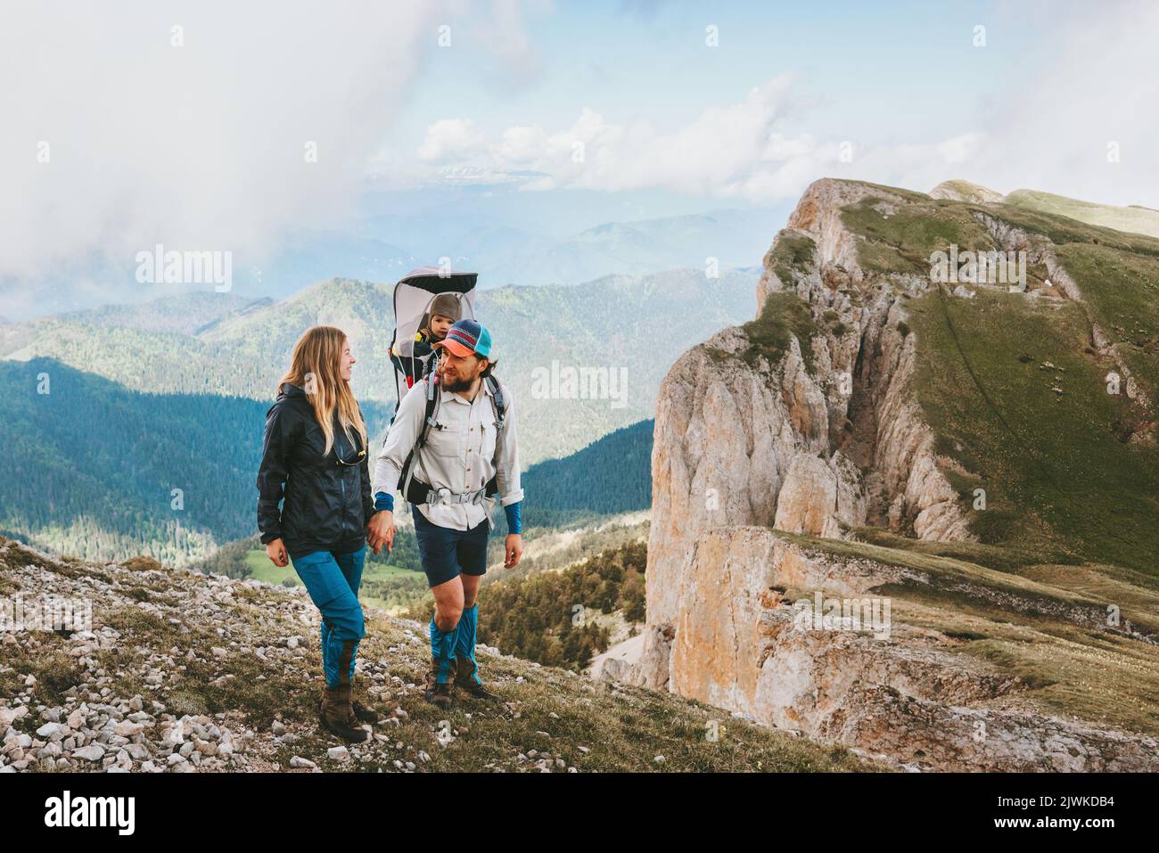 Reisen Familie Wandern in den Bergen Eltern Rucksackreisen mit Kind Abenteuer aktiver Urlaub gesunder Lebensstil Outdoor Vater und Mutter Paar halten Stockfoto