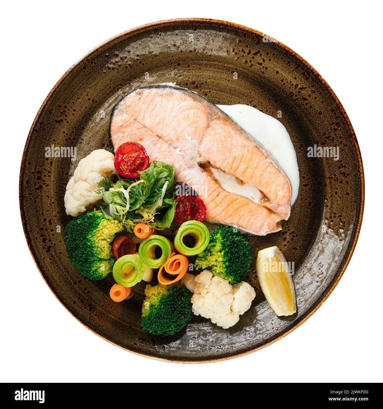 Portion gedämpftes Lachssteak mit Gemüse Stockfoto