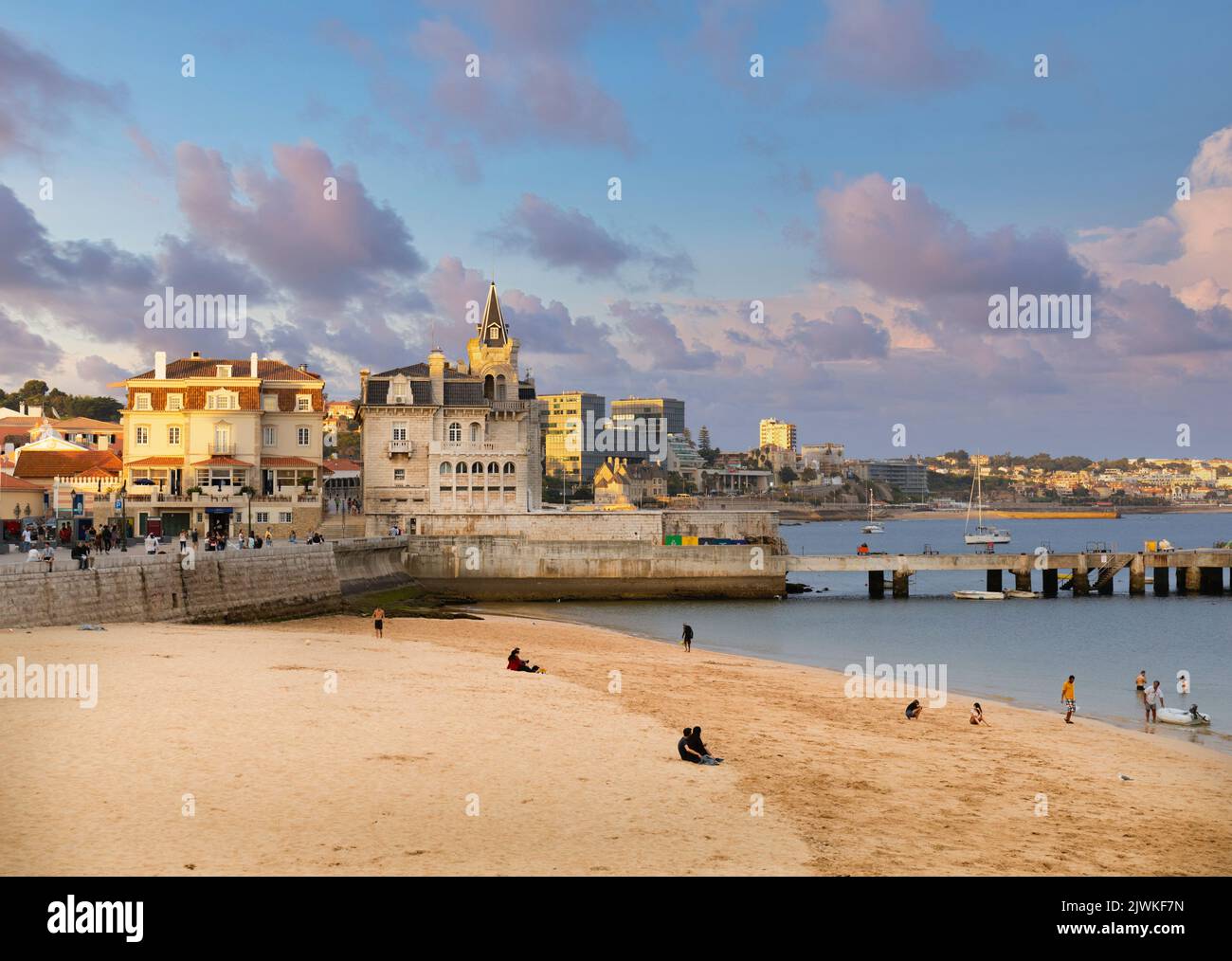 Blick über Praia da Ribeira zum Seixas Palast, Cascais, Portugiesische Riviera, Portugal. Stockfoto