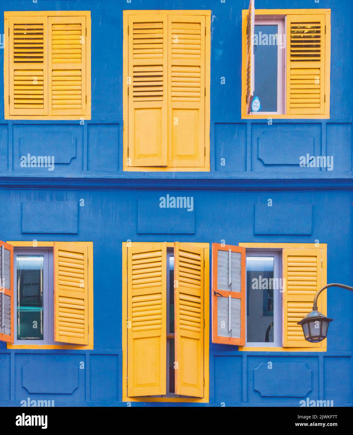 Detail der traditionellen Architektur in der Temple Street, Republik Singapur. Es ist Teil eines Baustils, bekannt als ein Ladenhaus, ein südostasiatischer Stockfoto