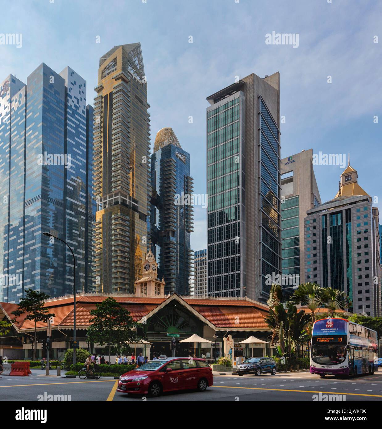 Der Lau Pa Sat aus dem 19.. Jahrhundert, auch als Telok Ayer Market bekannt, liegt unter hoch aufragenden modernen Gebäuden in der Robinson Road, Republik Singapur. Die Gegenwart i Stockfoto