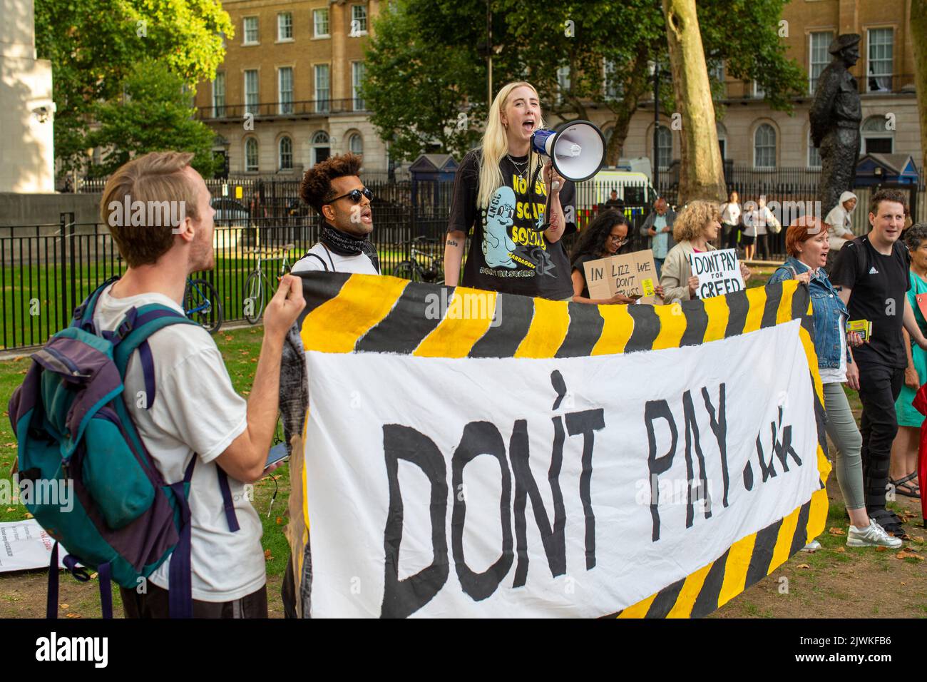 London, Großbritannien. 5 SEP, 2022. „Don't Pay UK“ protestiert vor der Downing Street. Bewegung gegen den enormen Anstieg der Energiekosten und fordert eine Preisobergrenze. Stockfoto