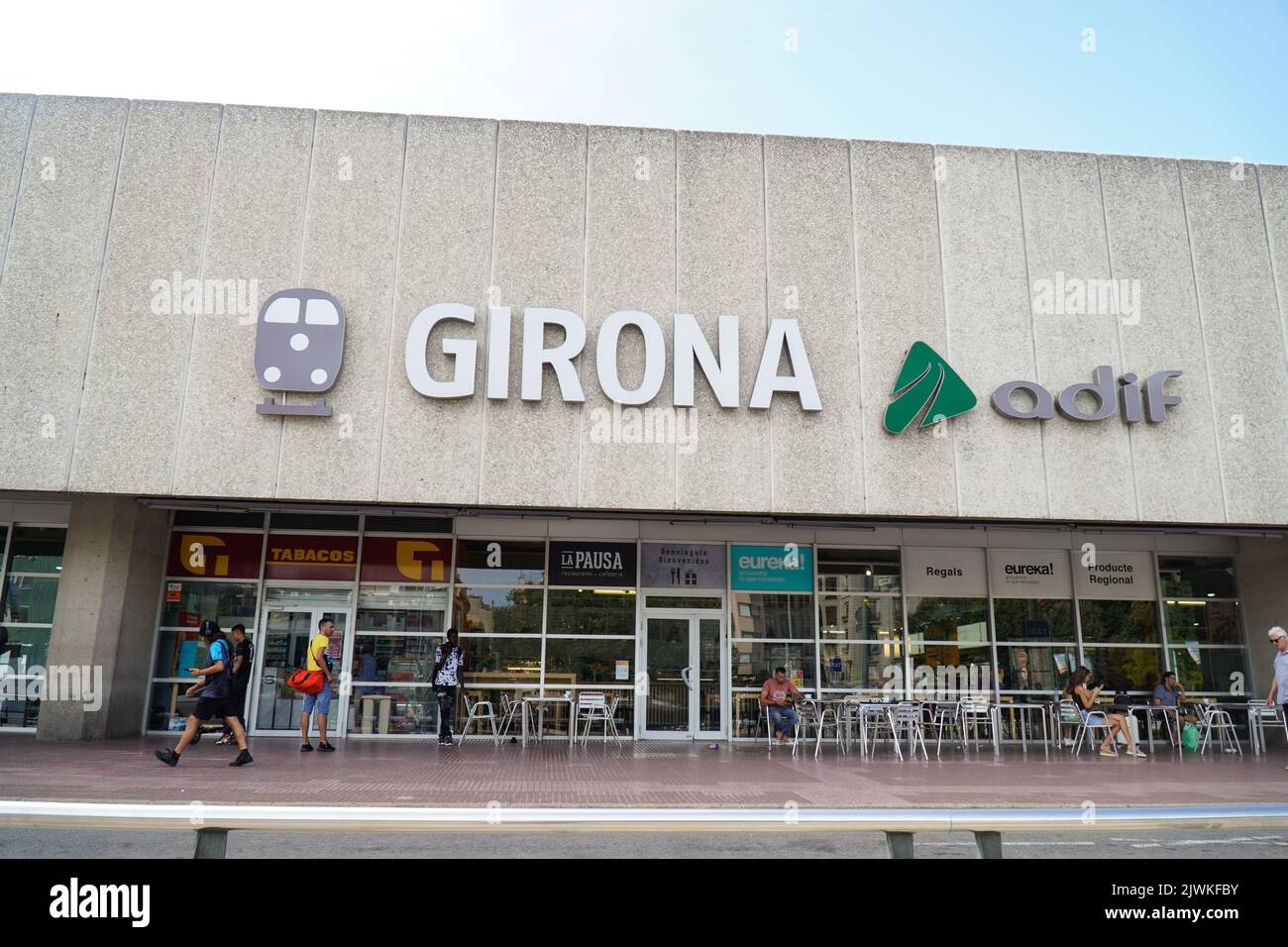 Bahnhof Girona Renfe von außen. Redaktionelle Fotografie. Stockfoto