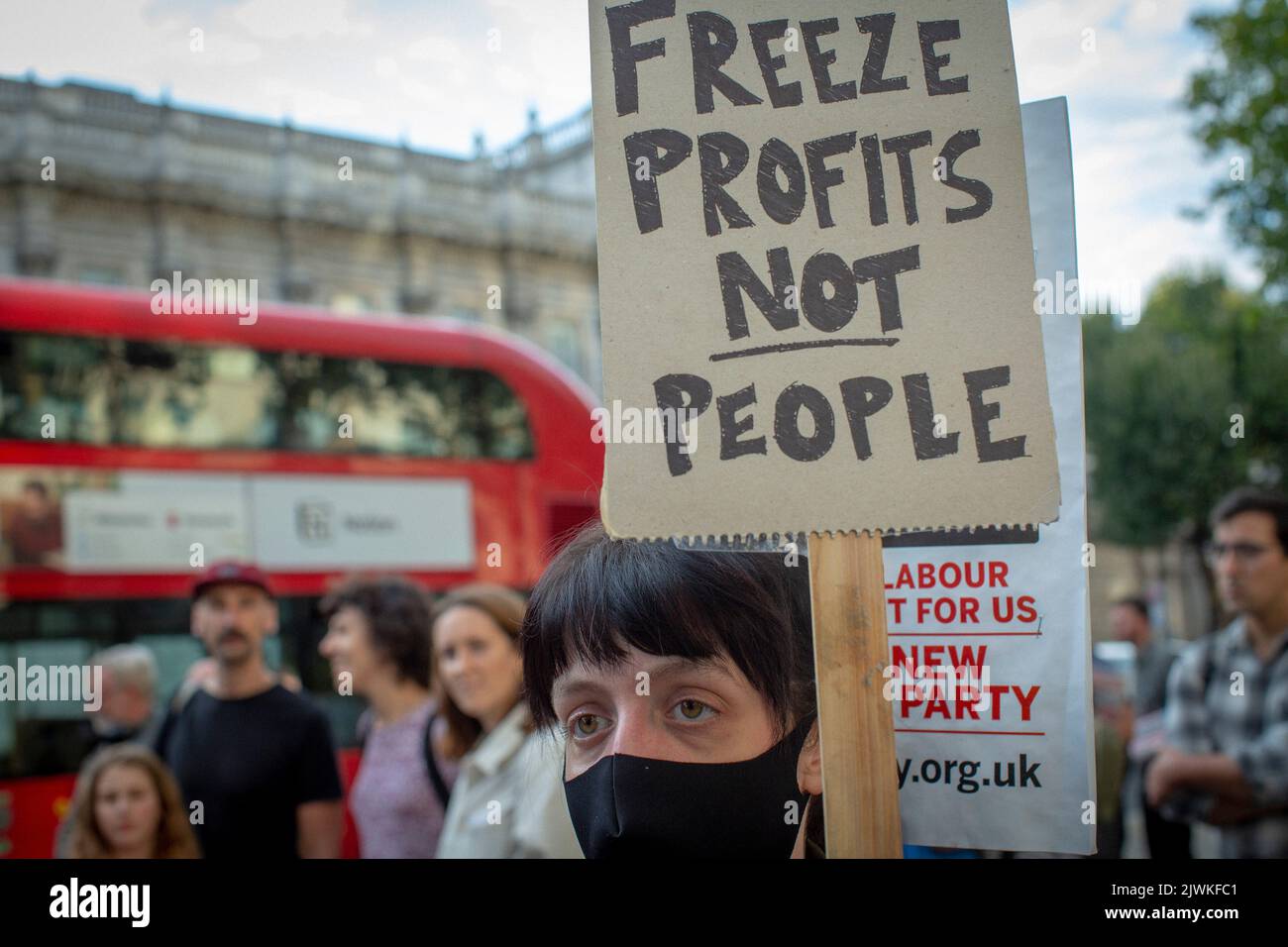 London, England, Großbritannien. 5. September 2022. Ein Protestler hält ein Schild mit der Aufschrift „'Freeze Profits not people'“. Demonstranten versammeln sich vor der Downing Street. Stockfoto