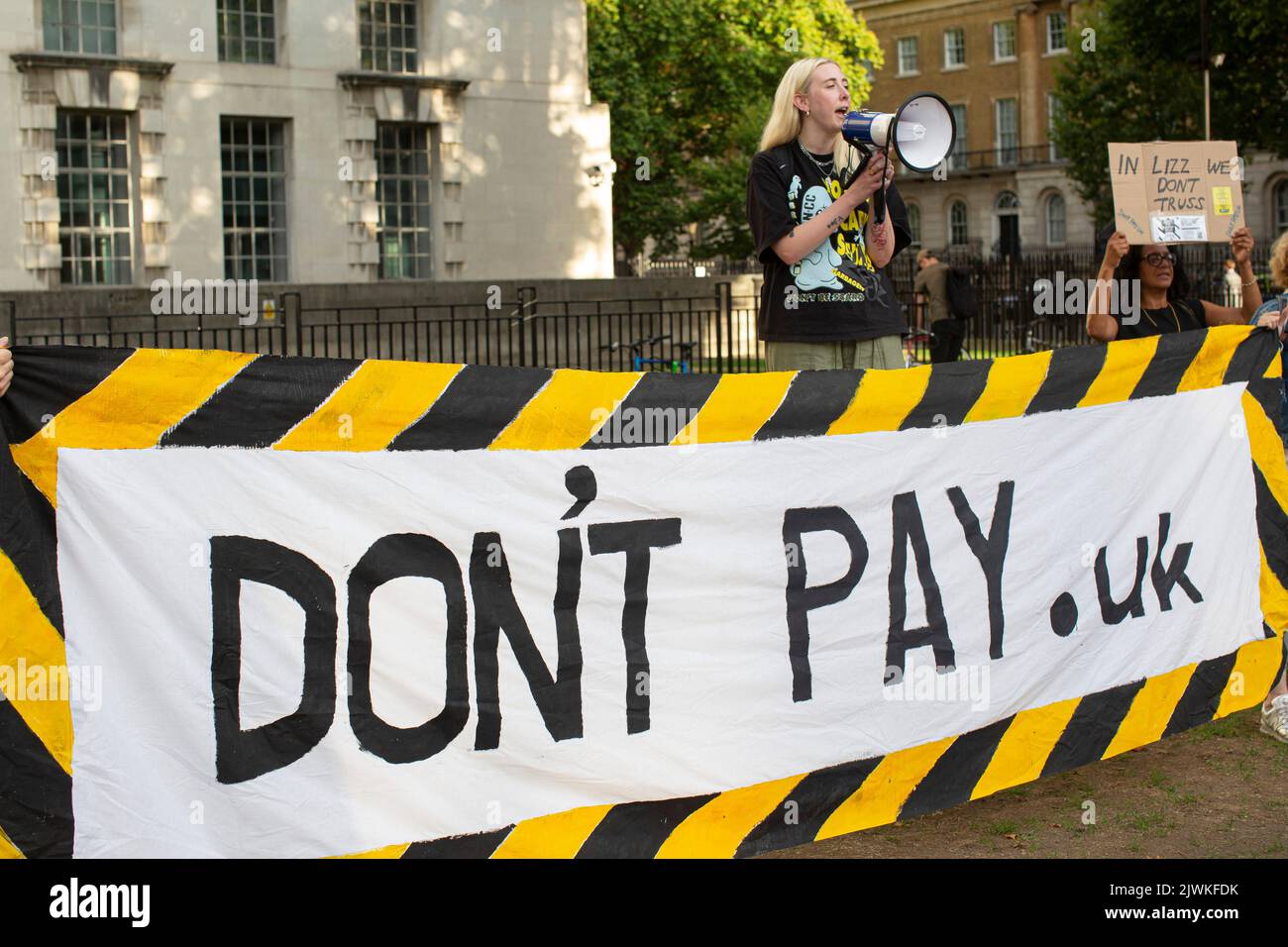 London, Großbritannien. 5 SEP, 2022. „Don't Pay UK“ protestiert vor der Downing Street. Bewegung gegen den enormen Anstieg der Energiekosten und fordert eine Preisobergrenze. Stockfoto