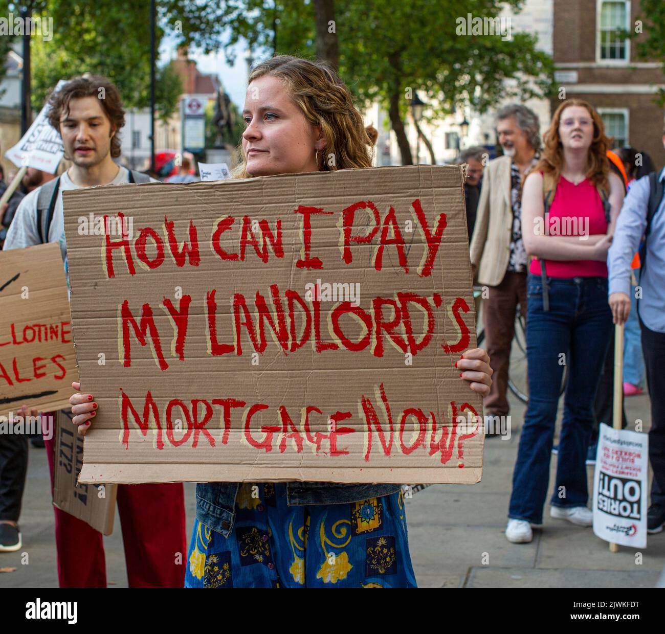 London, England, Großbritannien. 5. September 2022. Ein Protestler hält ein Zeichen, das ''wie kann ich meine Hauswirte Hypothek zahlen' liest. Stockfoto