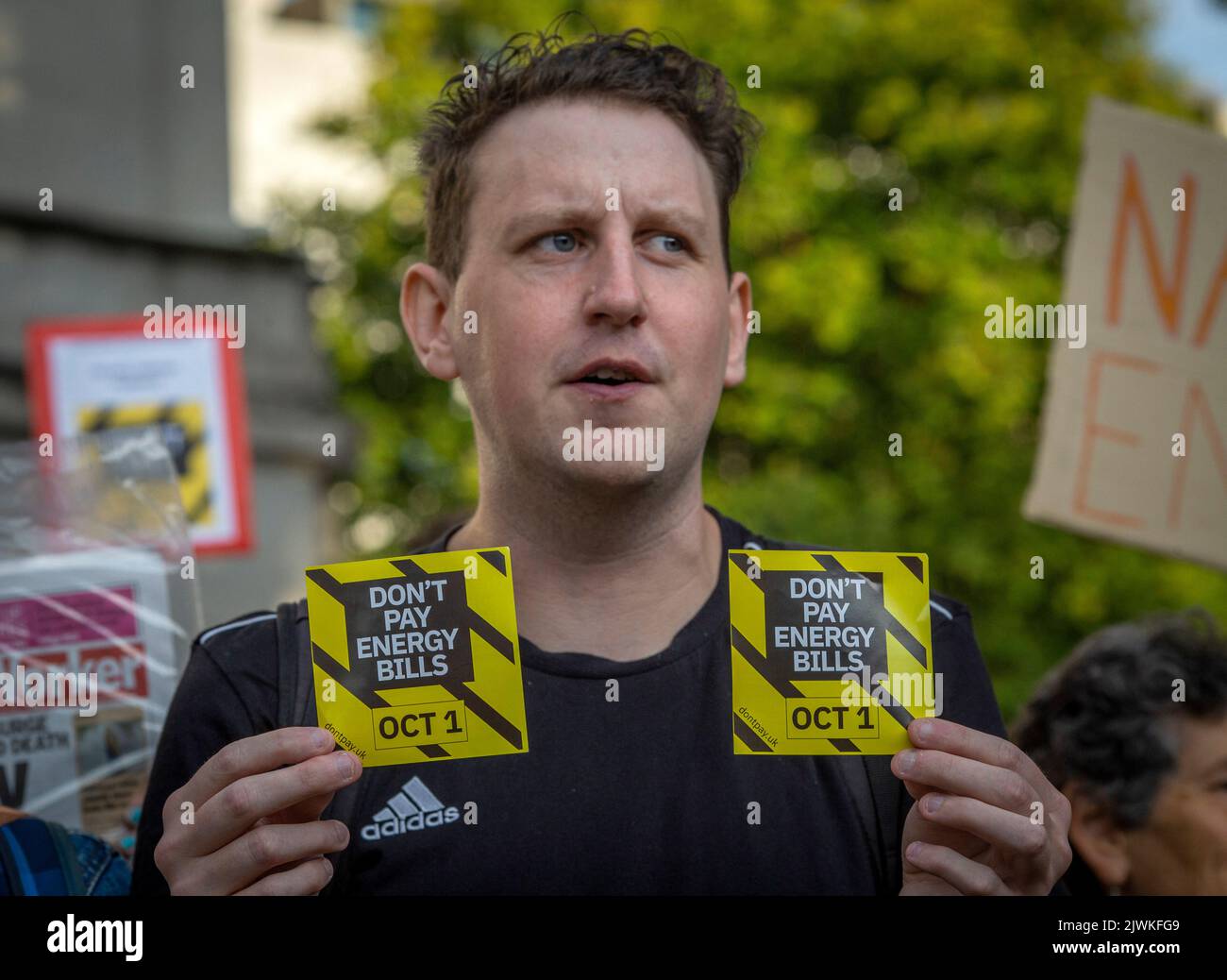 London, England, Großbritannien. 5. September 2022. Demonstranten versammeln sich vor der Downing Street, Teil der Don't Pay-Kampagne gegen massive Energiepreiserhöhungen, A Stockfoto