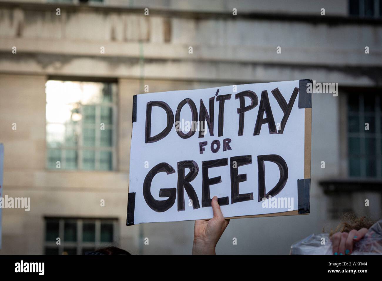 London, England, Großbritannien. 5. September 2022. Ein Protestler hält ein Schild mit der Aufschrift „ Zahlen Sie nicht für Gier“. Stockfoto