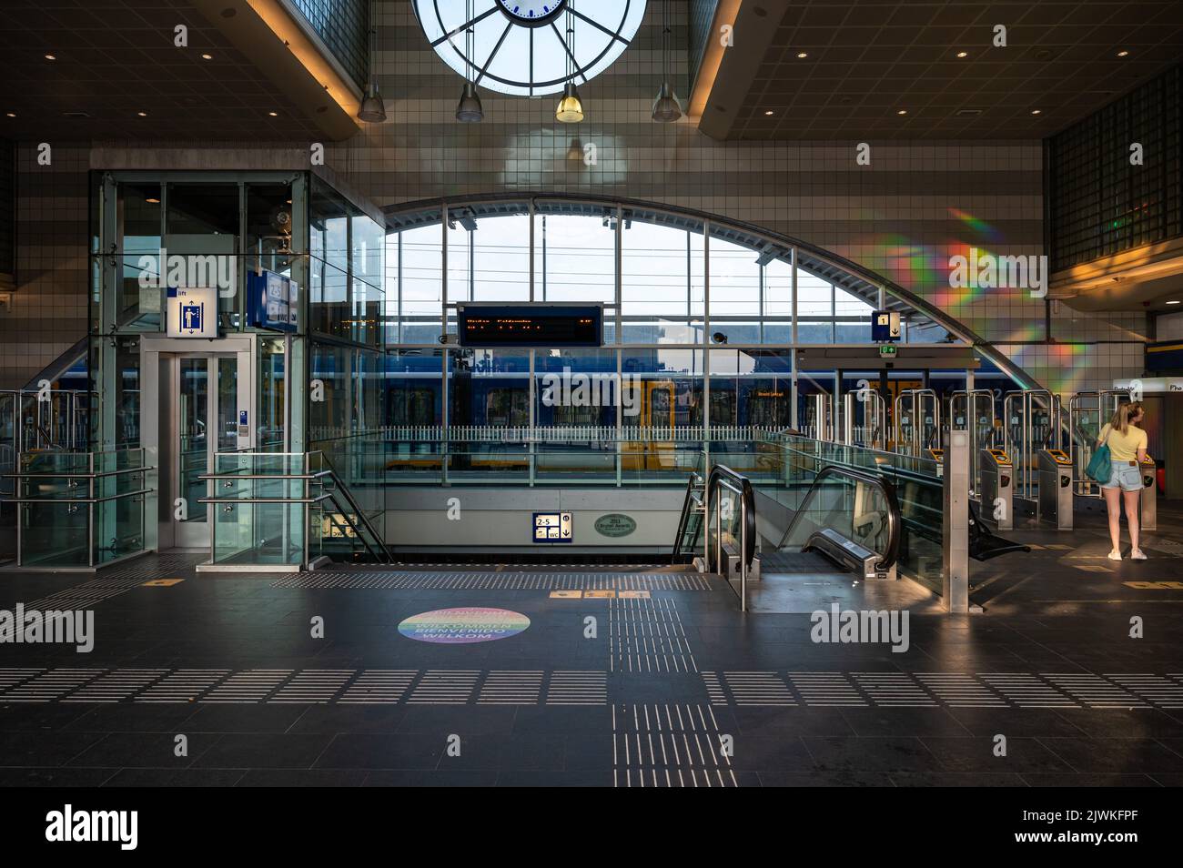 Hilversum, Nordholland, Niederlande, 07 21 2022 - Innenarchitektur des Hauptbahnhofs Stockfoto