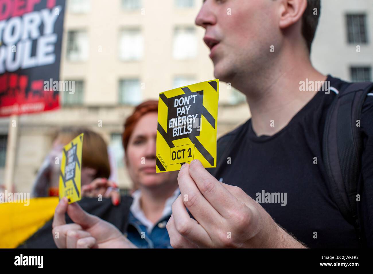 London, Großbritannien. 5 SEP, 2022. „Don't Pay UK“ protestiert vor der Downing Street. Protestiert gegen den enormen Anstieg der Energiekosten und fordert eine Preisobergrenze. Stockfoto