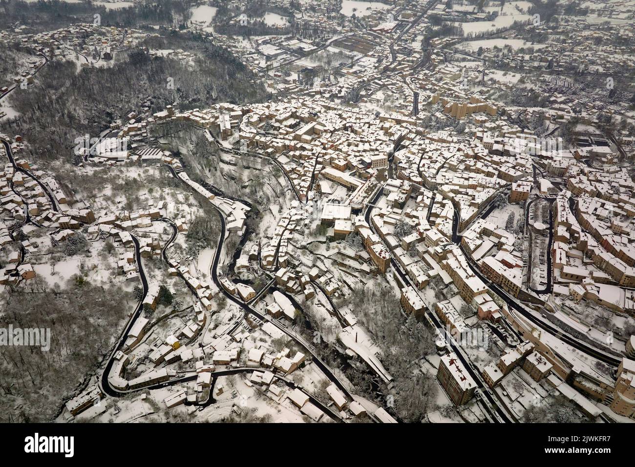 Luftbild-Winterlandschaft des dichten historischen Zentrums der Stadt Thiers im Département Puy-de-Dome, Region Auvergne-Rhone-Alpes in Frankreich. Die Dächer von alt Stockfoto