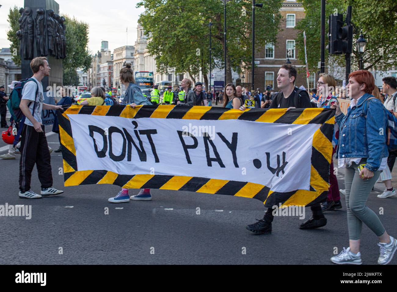 London, England, Großbritannien. 5. September 2022. Demonstranten versammeln sich vor der Downing Street, Teil der Kampagne „Don't Pay“ gegen massive Energiepreiserhöhungen. Stockfoto