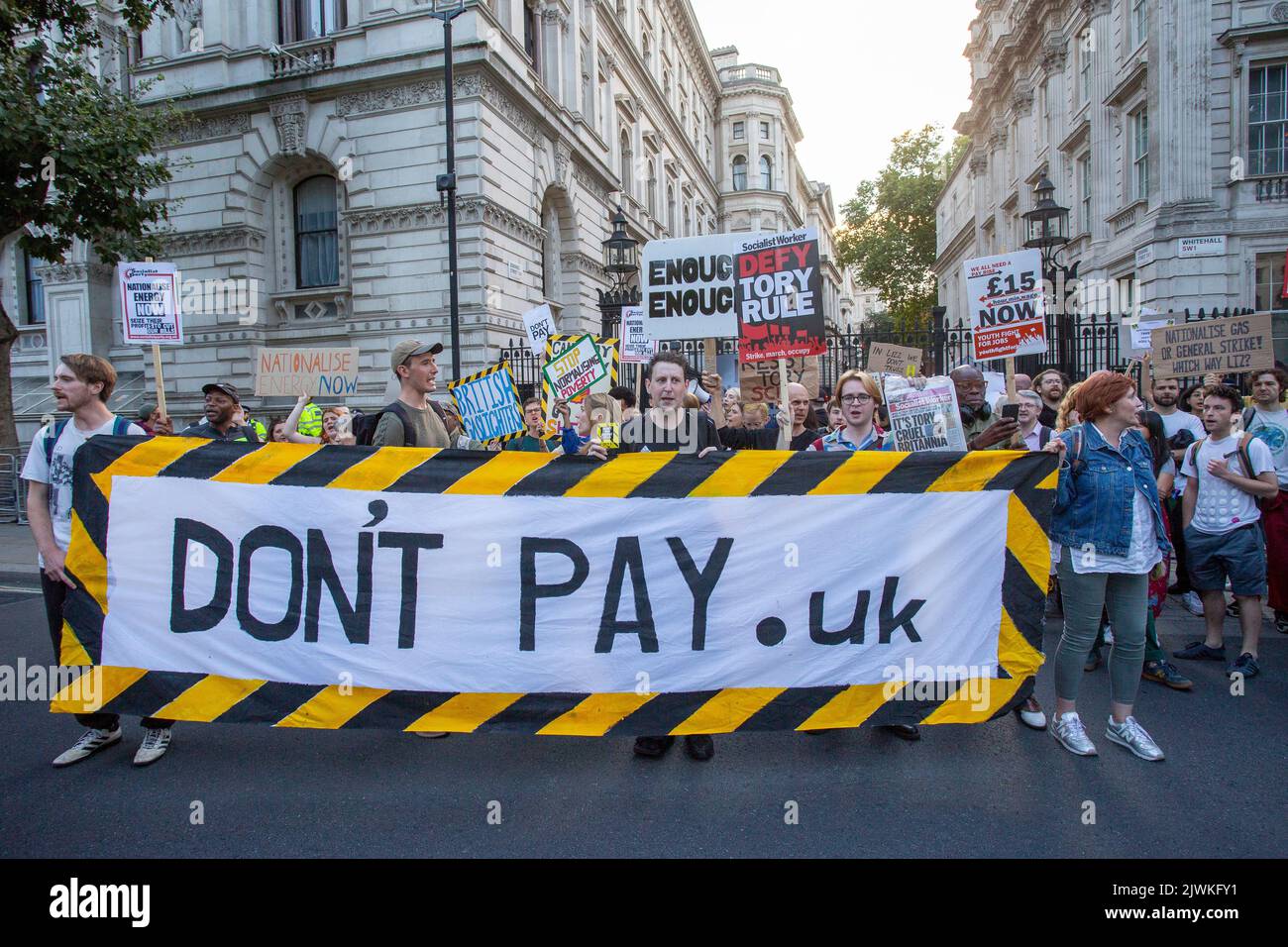 London, England, Großbritannien. 5. September 2022. Demonstranten versammeln sich vor der Downing Street, Teil der Kampagne „Don't Pay“ gegen massive Energiepreiserhöhungen. Stockfoto