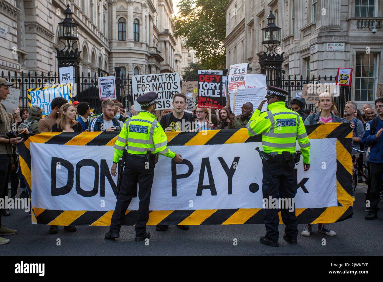 London, England, Großbritannien. 5. September 2022. Demonstranten versammeln sich vor der Downing Street, Teil der Don't Pay-Kampagne gegen massive Energiepreiserhöhungen, A Stockfoto