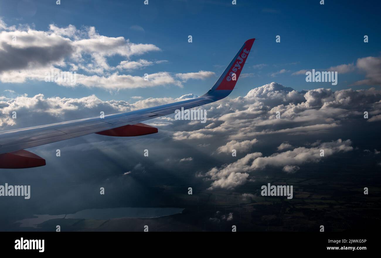 EasyJet Airbus A320 vom Heck der Passagierkabine aus gesehen, während das Flugzeug im Flug ist Stockfoto