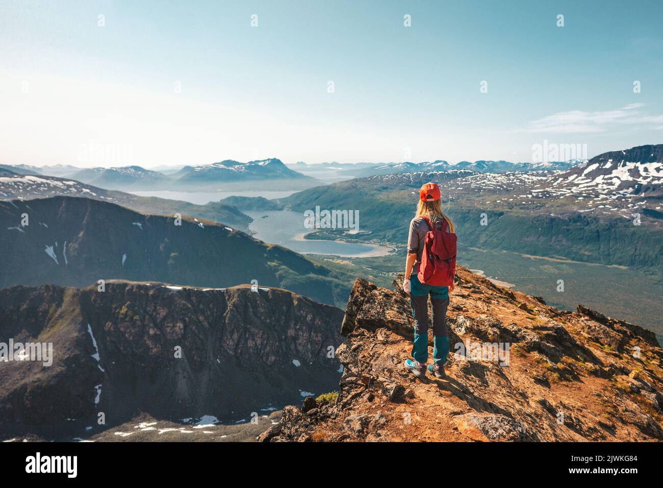 Frau wandern in Norwegen genießen Luftbild auf Klippe Outdoor Reise Abenteuer Tour aktiven Urlaub gesunde Lebensweise Klettern auf Hamperokken Berg Stockfoto
