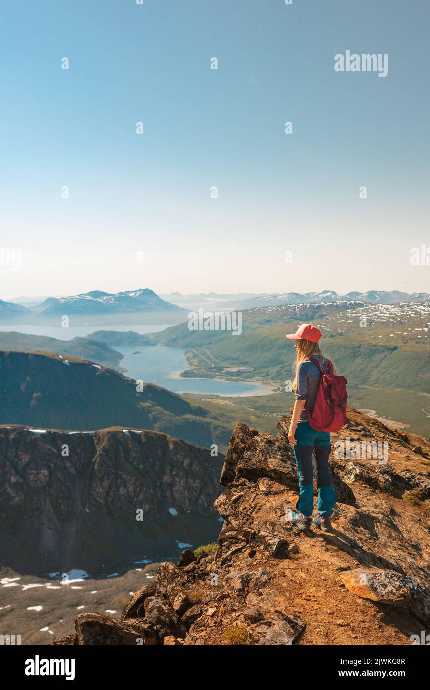 Tourist Woman on Cliff Mountain Outdoor Reisen in Norwegen Abenteuer Reise aktiven Urlaub gesunden Lebensstil Öko-Tourismus Mädchen Wandern solo Stockfoto