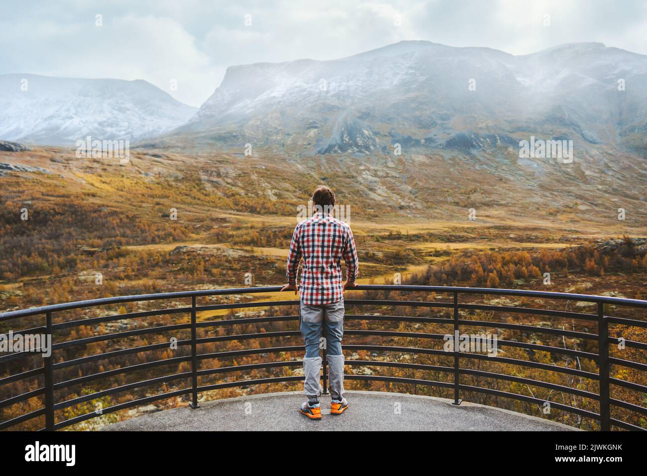 Tourist Mann Wandern in Norwegen Reise Abenteuer Outdoor Berge anzeigen aktiv gesund Lebensstil skandinavische Natur Herbstsaison Vegaskjelet Aussichtspunkt Stockfoto