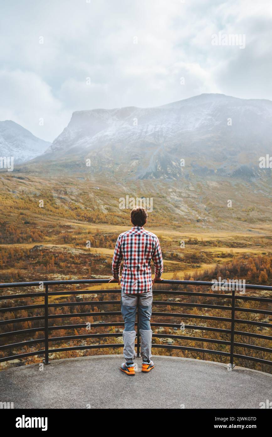 Herbstreise Outdoor-Mann Blick auf Wald und Berge in Norwegen gesund Lifestyle-Tourist erkunden Jotunheimen Park Stockfoto