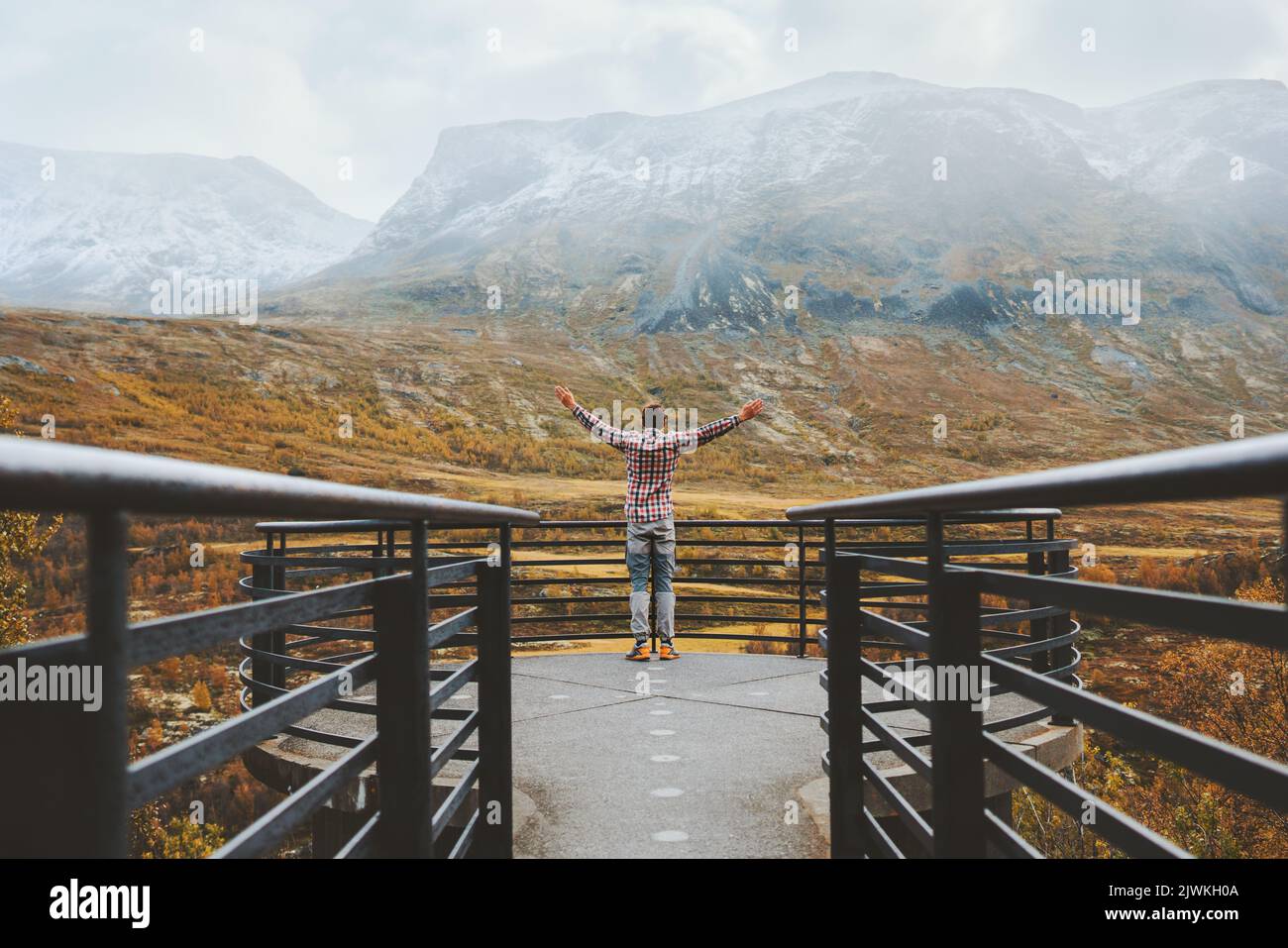 Mann Tourist erkunden Norwegen Reise im Freien Herbst Landschaft Tourist auf Vegaskjelet Aussichtspunkt Luftbild Wald und Berge Öko-Tourismus Stockfoto