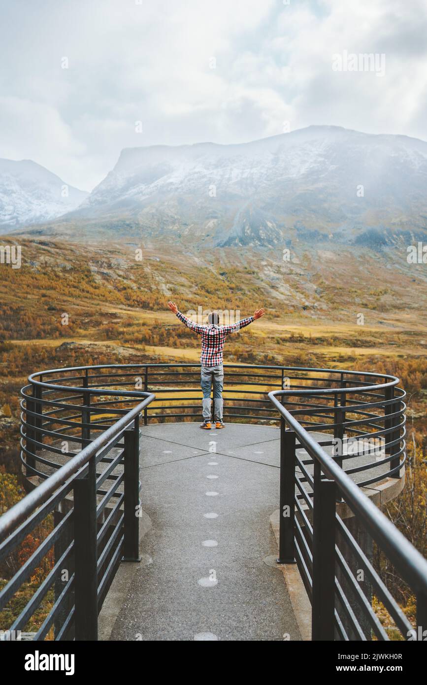 Mann genießen Herbstlandschaft auf Vegaskjelet Aussichtspunkt Reise im Freien Luftaufnahme Wald und Berge Tourist hob Hände Sightseeing in Norwegen Stockfoto