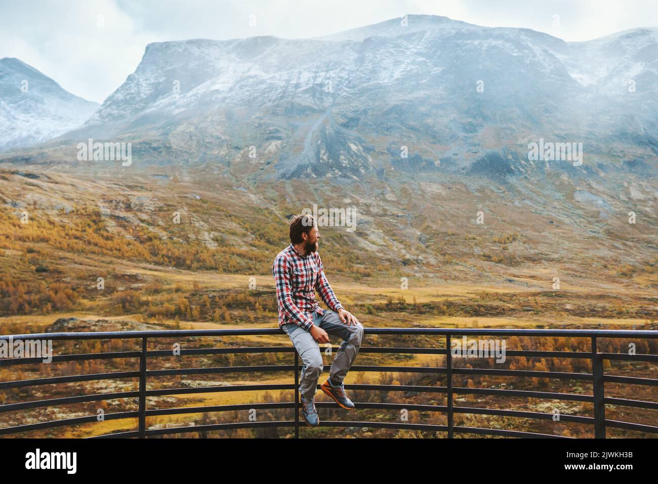 Reisender Mann in den Bergen von Norwegen Herbst Saison Reise aktiv gesund Lebensstil Abenteuer Wandern Ferien Jotunheimen Park Aussichtspunkt Stockfoto