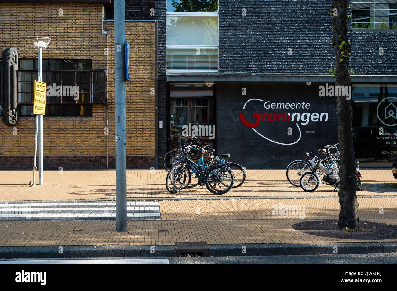 Groningen, Niederlande, 07 20 2022 - Verwaltungsbüro der Gemeinde für internationale Dienstleistungen Stockfoto