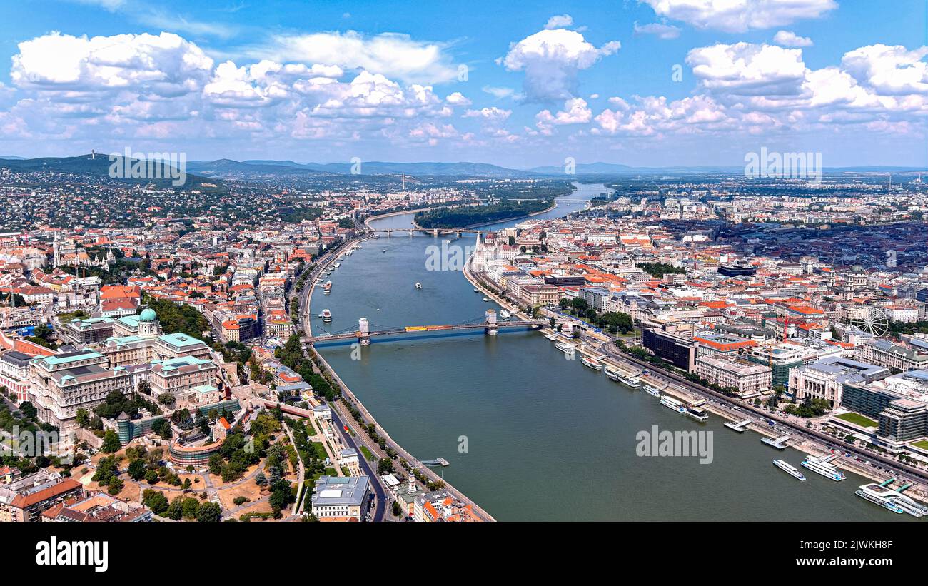Budapest, Ungarn Panorama-Skyline-Ansicht des Königspalastes der Budaer Burg mit der Kettenbrücke Szechenyi, der St.-Stephans-Basilika, dem ungarischen Parlament Stockfoto