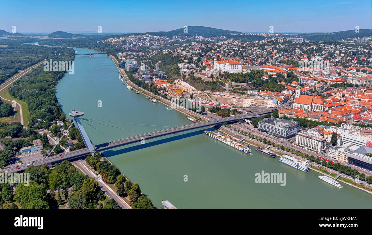 Bratislava Luftbild Blick auf die Altstadt mit St. Martins Kathedrale, Bratislava Burg und Donau an einem sonnigen Sommertag in der Slowakei. Stockfoto