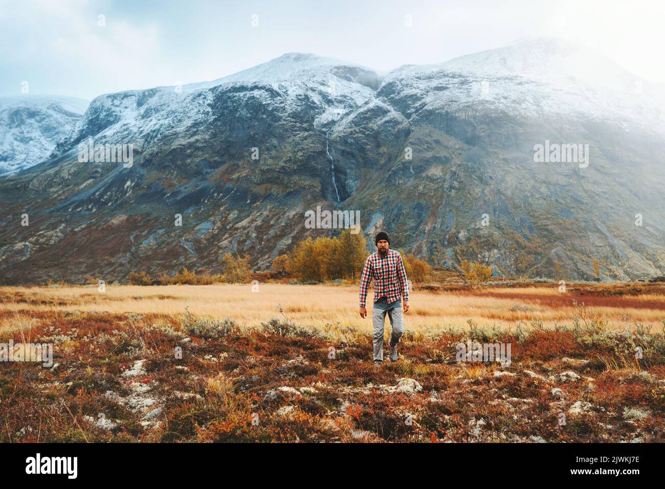Wandern Expedition Mann Erkunden Herbst Berge in Norwegen aktiv gesund Lifestyle Abenteuer Ferien Öko Tourismus skandinavische Natur Jotunheimen pa Stockfoto