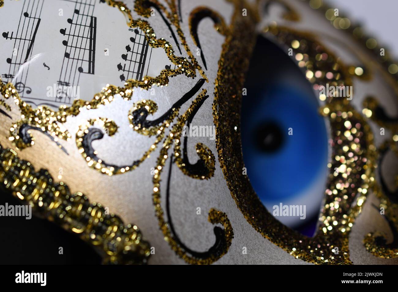 Venedig Maske mit blauem 'Katzenauge', Kilkenny, Irland Stockfoto