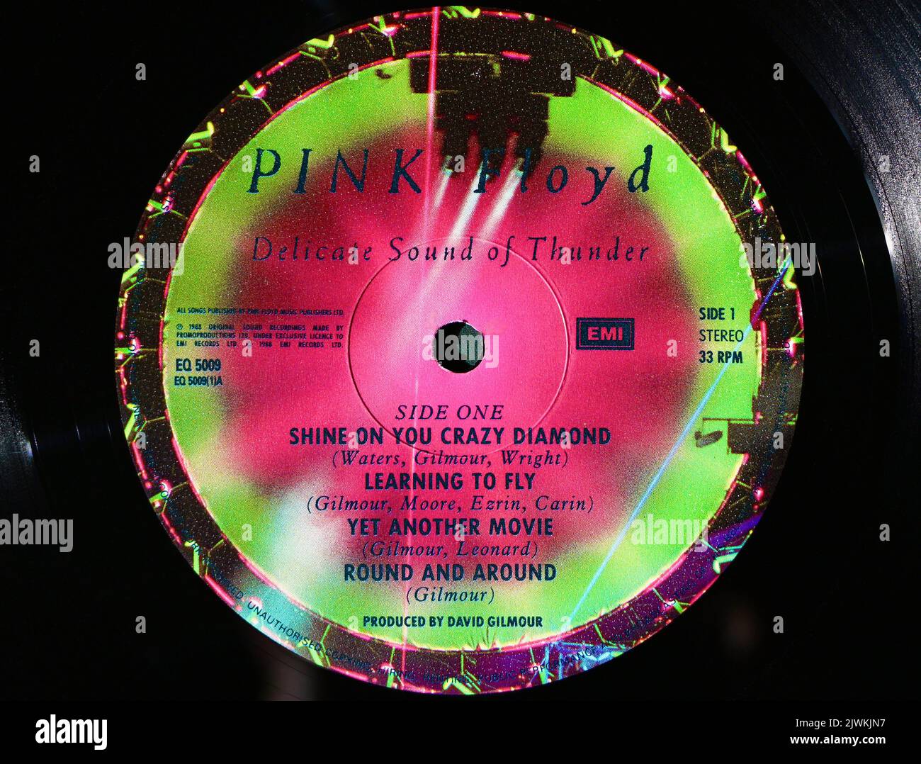 Foto-Nahaufnahme eines mittleren Labels auf einer original 1985 Pressung einer Vinylscheibe Delicate Sound of Thunder Pink Floyd Stockfoto