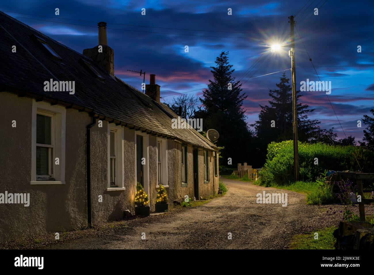 Schottische Häuser in Leadhills in der Abenddämmerung im Sommer. Scotlands zweithöchstes Dorf. South Lanarkshire, Schottland Stockfoto