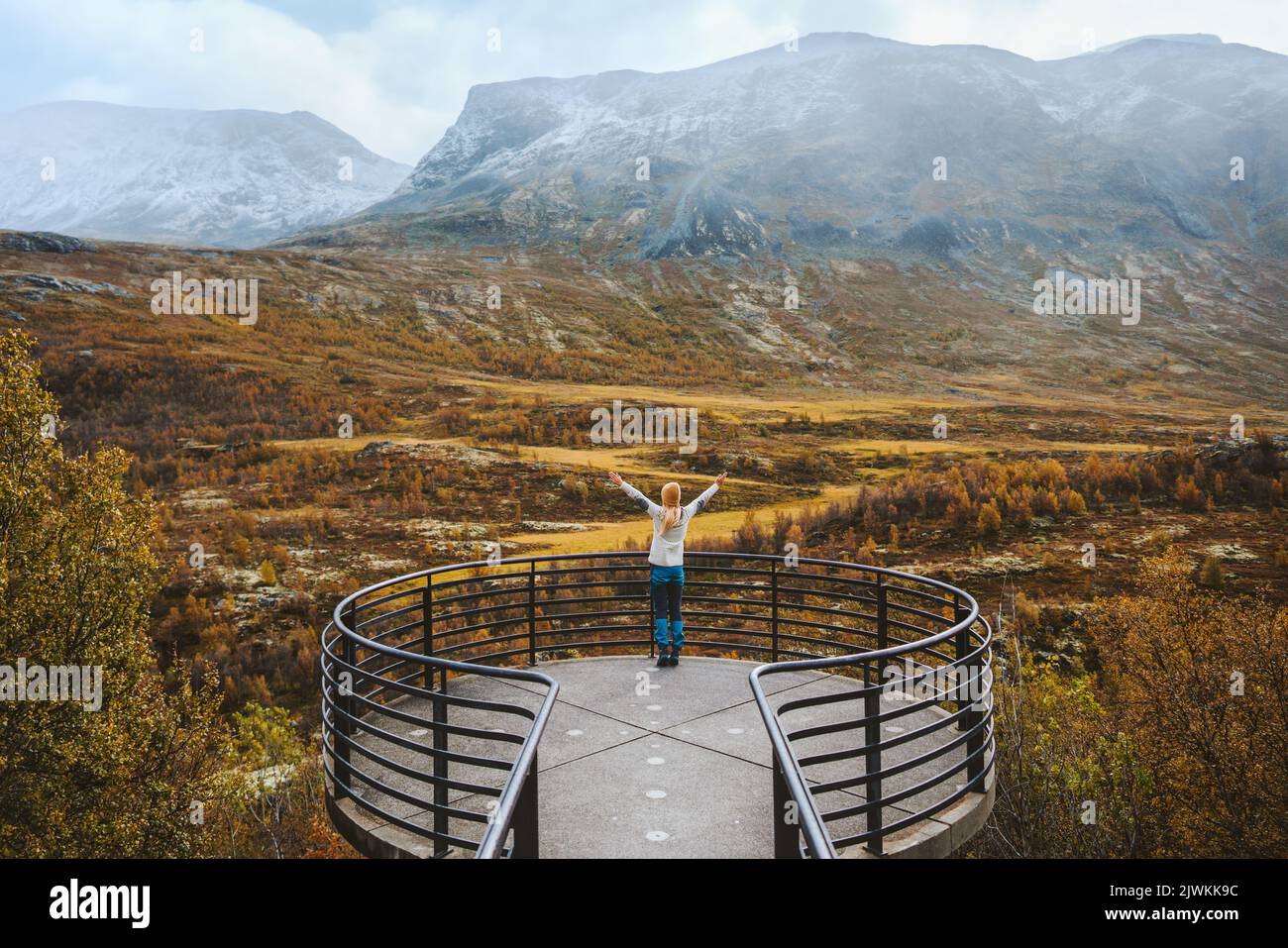 Frau genießen Herbstlandschaft auf Vegaskjelet Aussichtspunkt Reise im Freien Luftaufnahme Wald und Berge Tourist hob Hände Sightseeing in Norwegen Stockfoto