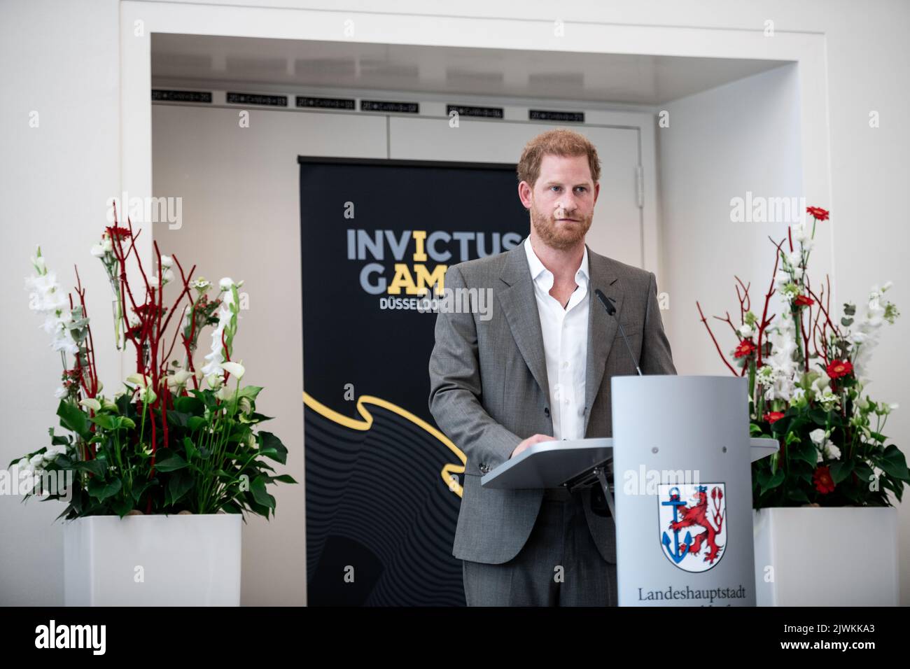 Düsseldorf, Deutschland. 06. September 2022. Prinz Harry, der Herzog von Sussex, steht im Düsseldorfer Rathaus und hält eine Rede. Der Prinz und seine Frau kommen nach Düsseldorf, um für die „Invictus Games“ 2023 zu werben, an deren Start Prinz Harry mitgewirkt hat. Dies sind Paralympische Wettbewerbe für Soldaten, die im Krieg verletzt wurden. Quelle: Fabian Strauch/dpa/Alamy Live News Stockfoto