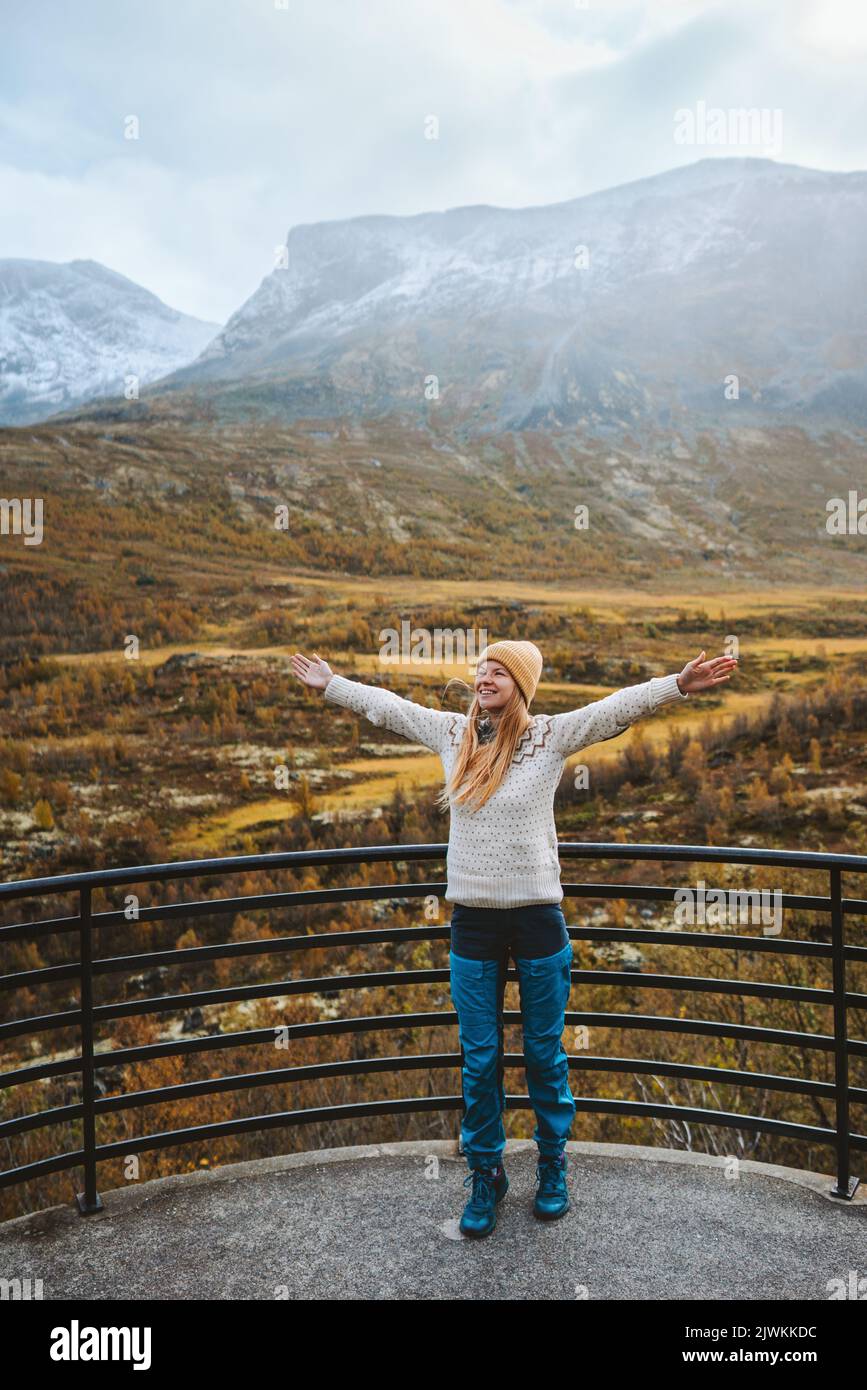 Glückliche Frau, die in den Bergen Norwegens unterwegs ist aktiv gesund leben skandinavische Natur Herbstsaison Aussichtspunkt des Jotunheimen Parks Stockfoto