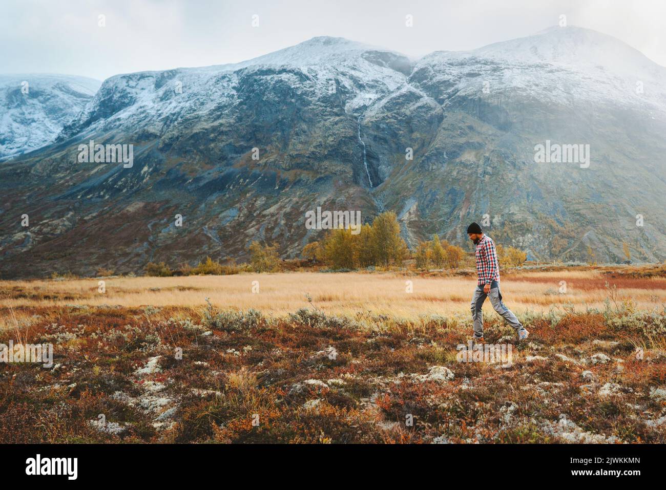 Wanderer erkunden Norwegen Herbstsaison Berge aktiv gesund Lifestyle Abenteuer Urlaub skandinavische Natur Wanderung im Jotunheimen Park Stockfoto